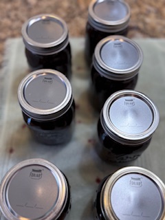 Tightening rings on mason jar