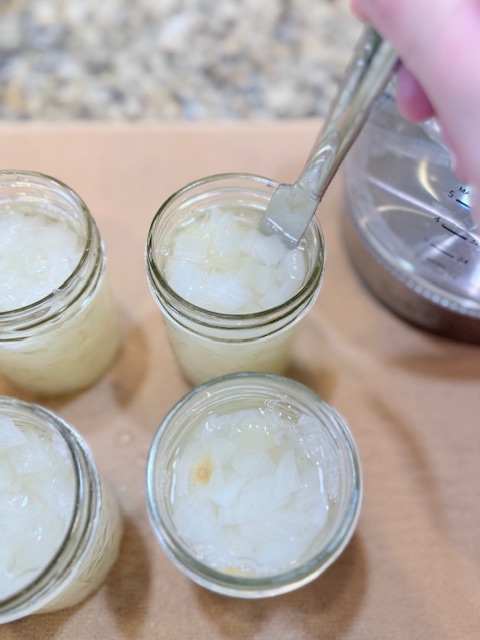 De-bubbling jars of onions